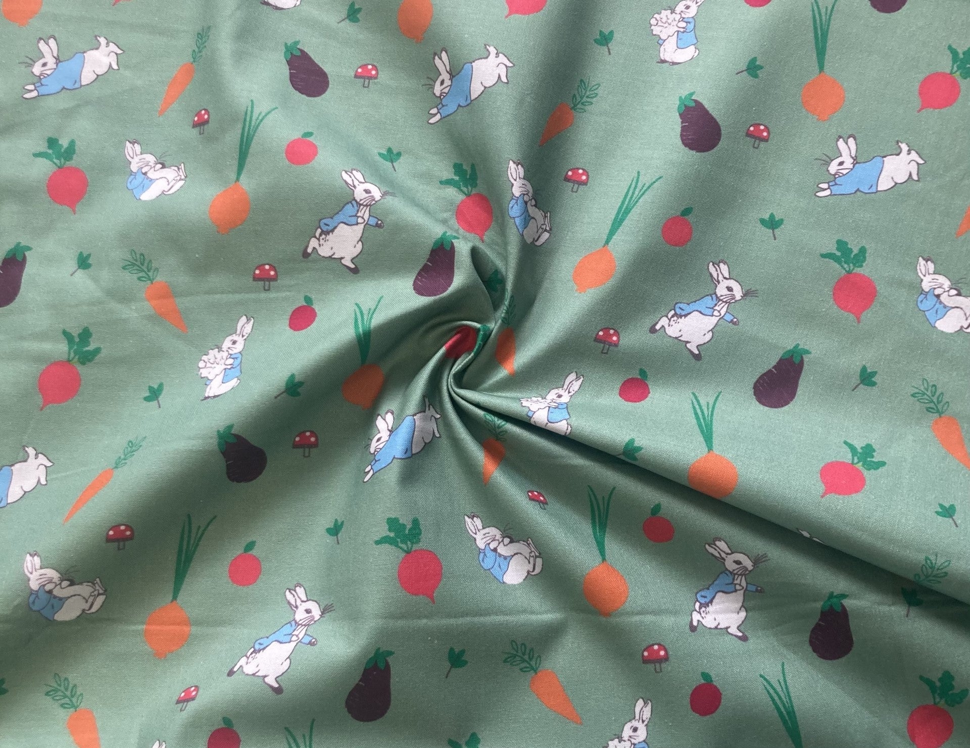 1/2 metro de Tela de Algodón Estampada - Peter Rabbit: La Alegría de un Huerto Casero verde **Llega el 19 nov**